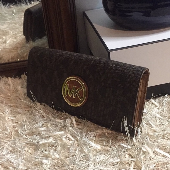 Michael Kors Fulton Brown Carryall Wallet - Picture 1 of 13